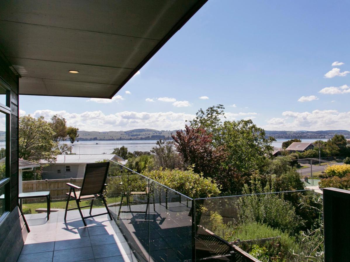 Taupo Escape Rainbow Point Holiday Home — 4-Star Luxury Hotel in Taupo, New Zealand