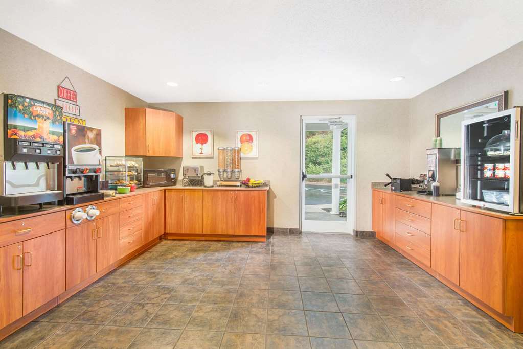 Microtel Inn & Suites by Wyndham Hazelton Bruceton Mills - photo 16
