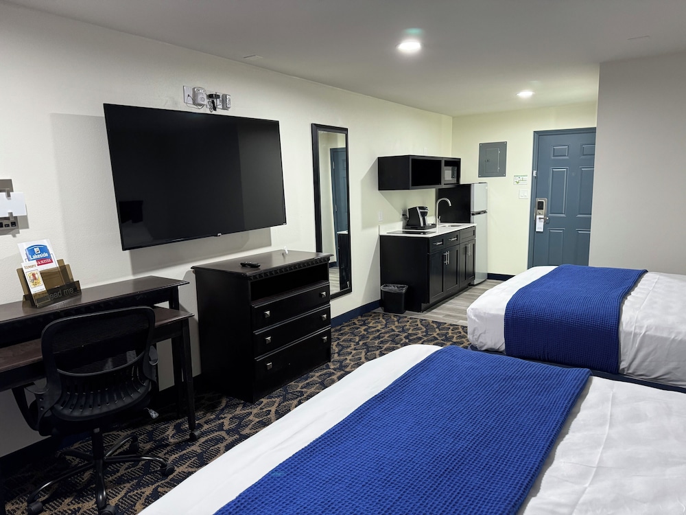 Lakeside Inn and Suites - photo 7