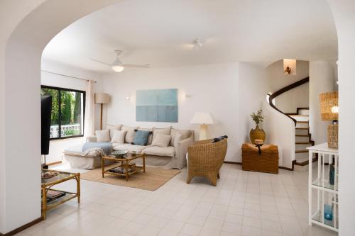 3 Bed Clifftop Beach House Pool Private Garden Rooftop & Paddle Boards — 4-Star Luxury Hotel in Porches, Portugal