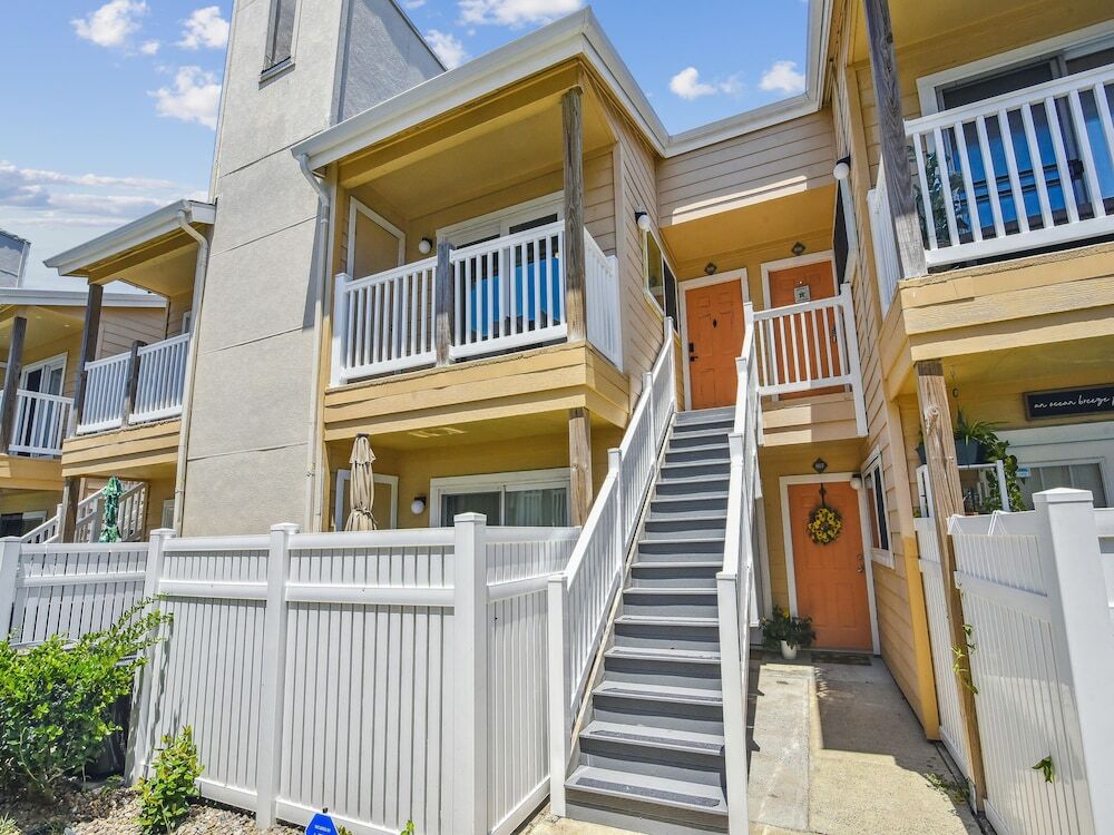 Bougie Beach Bungalow by Ryson Vacation Rentals — 4-Star Luxury Hotel in Galveston, United States