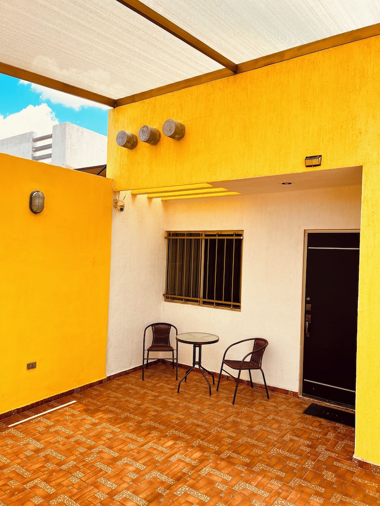Bonita Casa Vacacional. Punto medio entre ciudad y playa — 4-Star Luxury Hotel in Merida, Mexico
