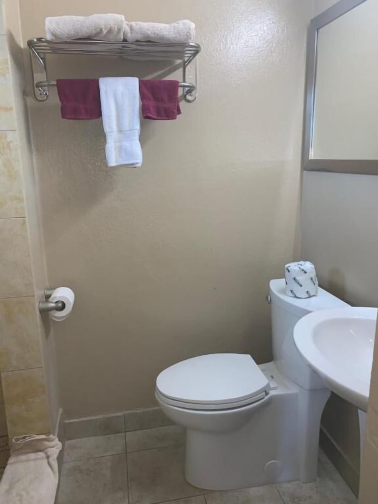 Prince of Wales Motel - photo 11