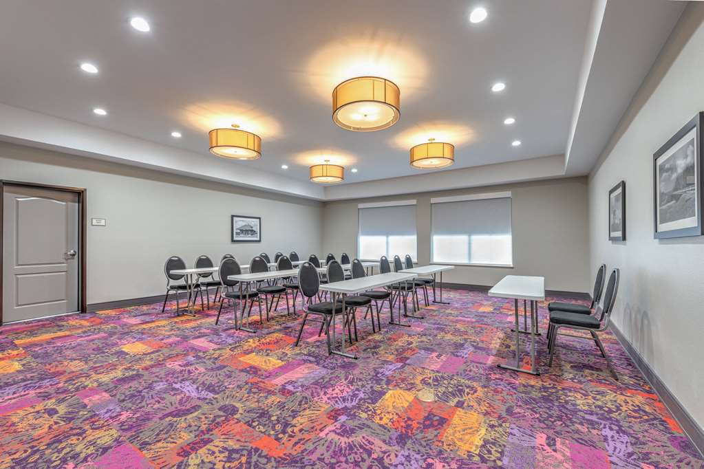 La Quinta Inn & Suites by Wyndham Tyler University Area - photo 27