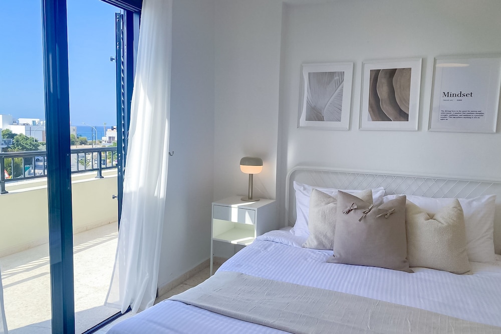 Phaedrus Living: Byzantium Modern City Flat