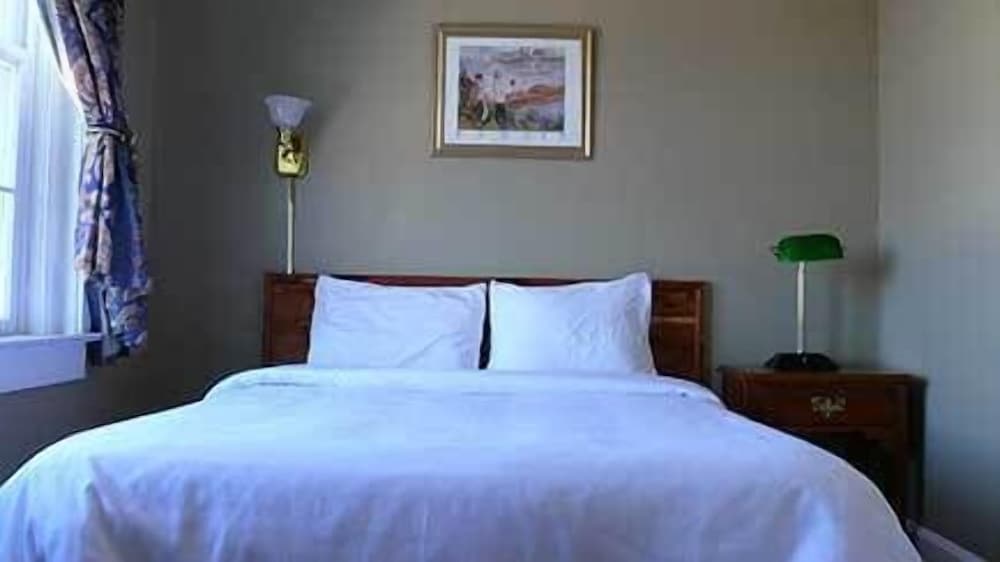 Commodore Hotel & Café - photo 10