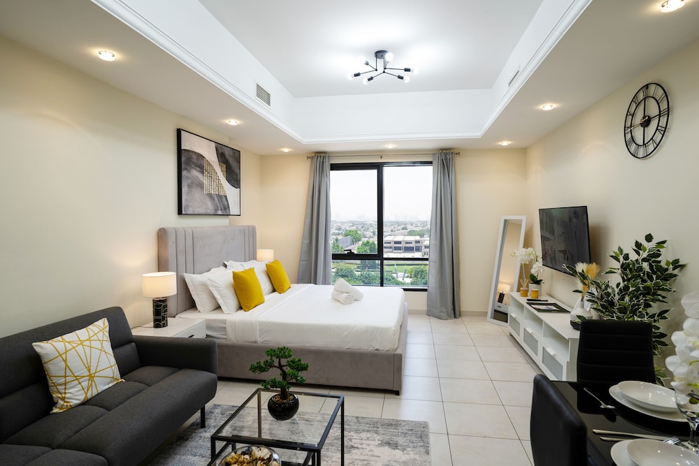 Tanin Luxurious and Contemporary Studio in JLT Cluster R — 5-Star Luxury Hotel in Dubai, United Arab Emirates