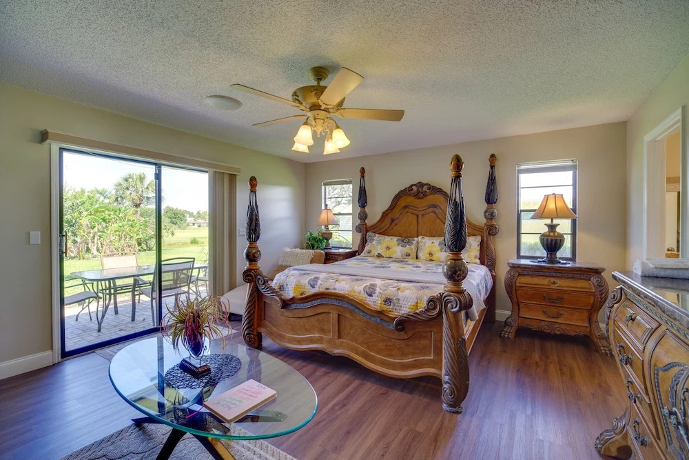 Lakewood Park Retreat on Fairway 4 Mi to Beach — hotel in Lakewood Park