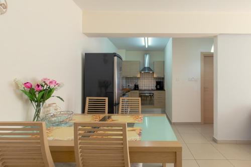 Lovely Bedroom in shared apartment Oroklini