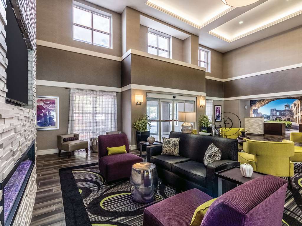 La Quinta Inn & Suites by Wyndham San Antonio Downtown - photo 8