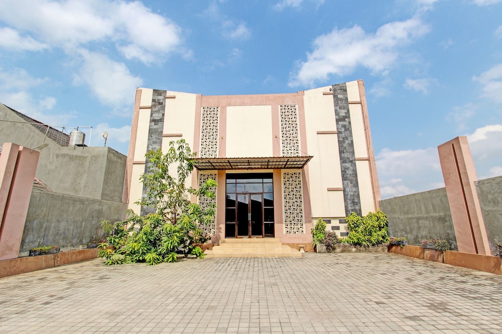 Super OYO Capital O 93204 Hotel Mulia Dua Syariah in Klaten, Indonesia