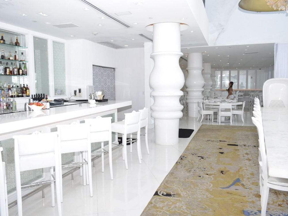 Suite 1100 West Av in a 5 Hotel Pool w Dj#1101 in Miami Beach, United States