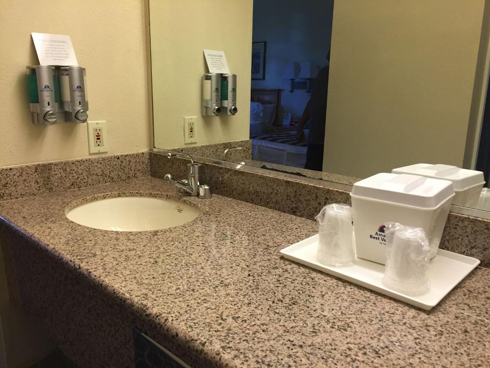 The Miramar Inn and Suites - photo 16