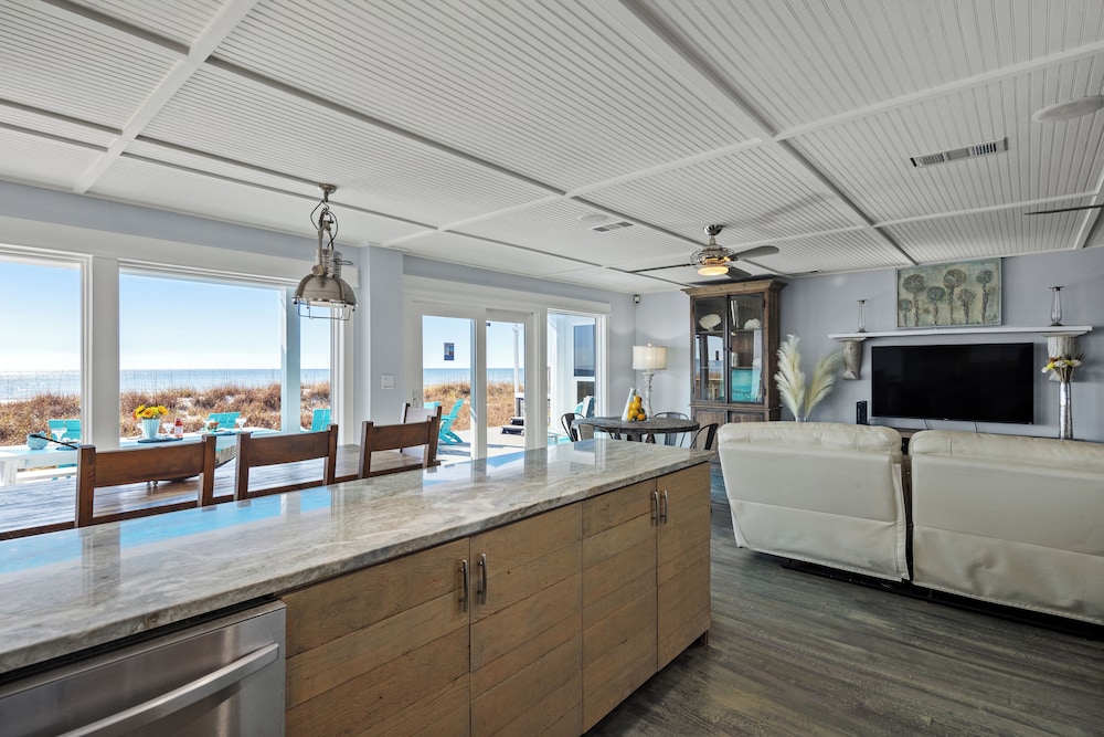 Luxury Gulf Front Property Directly on the Beach Sleeps 15 - photo 34