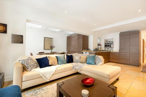 Central Stunning 2BR Flat w2 Patio in Kensington — 4-Star Luxury Hotel in London, United Kingdom