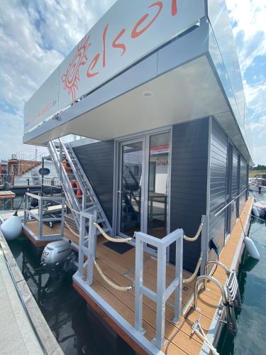 Hausboot El Sol - carbon neutral hotel in Braunsbedra