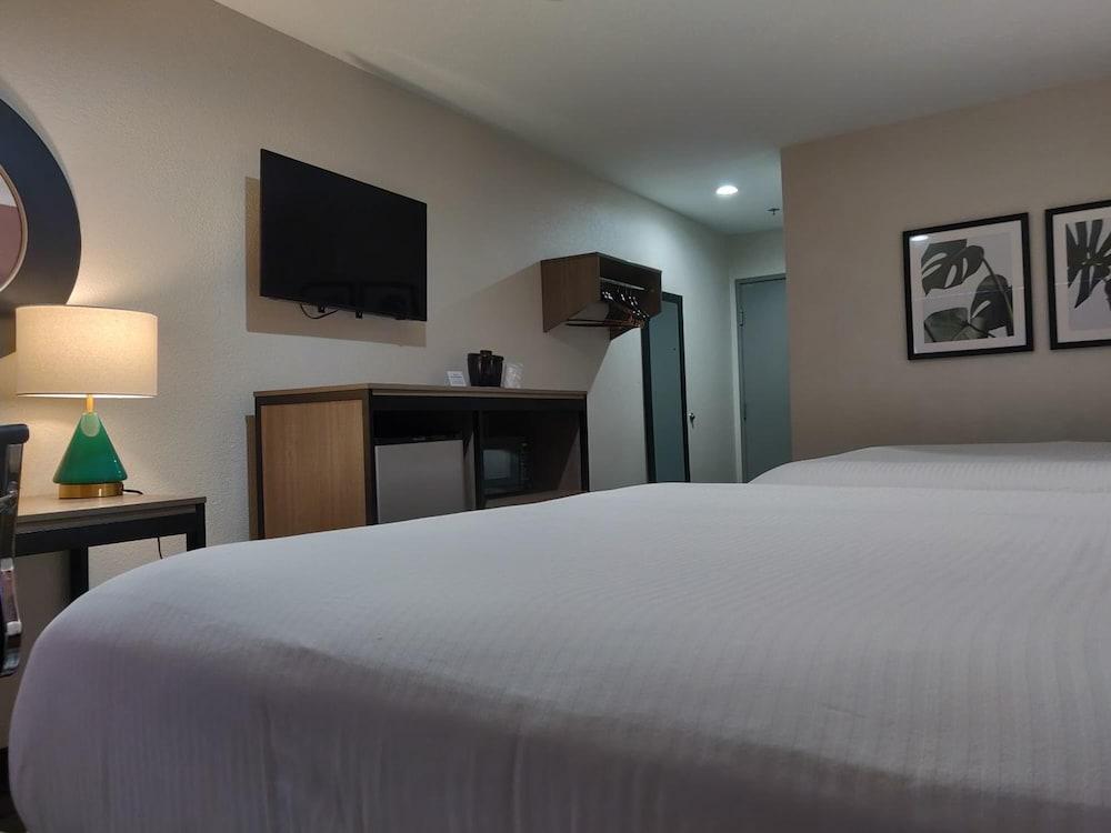 Microtel Inn & Suites By Wyndh - photo 7
