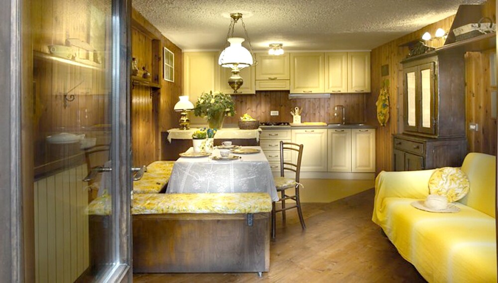 Chalet with 2 bedrooms in Gratillon with wonderful mountain view enclosed garden and WiFi 15 km from the slopes — 4-Star Luxury Hotel in Villeneuve, Italy