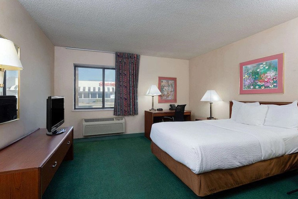 Norwood Inn & Suites by BlissPoint Post Rd Indianapolis - photo 25