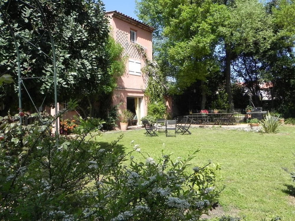 Le Clos Des Vignes - carbon neutral hotel in Saint-Raphael