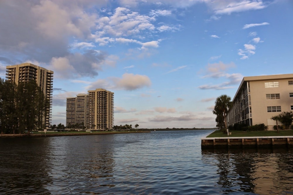 Camelot Waterfront Inn - photo 25