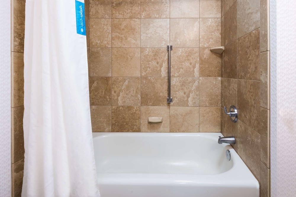 Hampton Inn & Suites Buffalo Downtown - photo 25