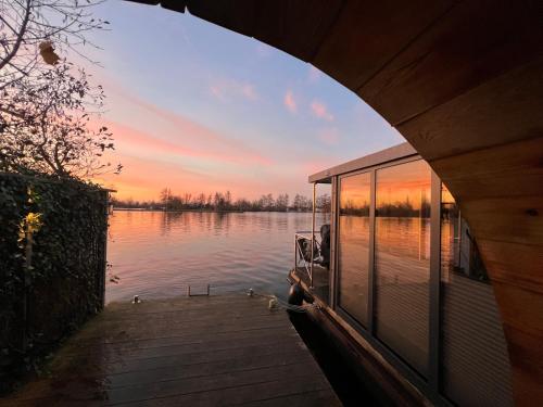 NEW Little Asia Stunning Boathouse on a lake Near Amsterdam with Sauna