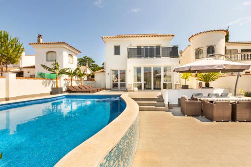 2016 Villa moderna al canal con 4 habitaciones by homeselectspain — 4-Star Luxury Hotel in Empuriabrava, Spain