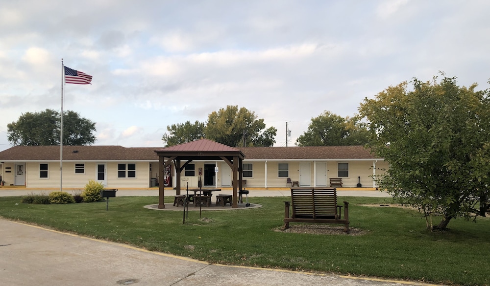 Hawkeye Motel - photo 30