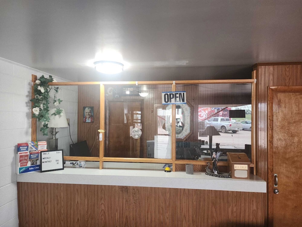 First Inn By OYO Quinter Hwy 70 - photo 6
