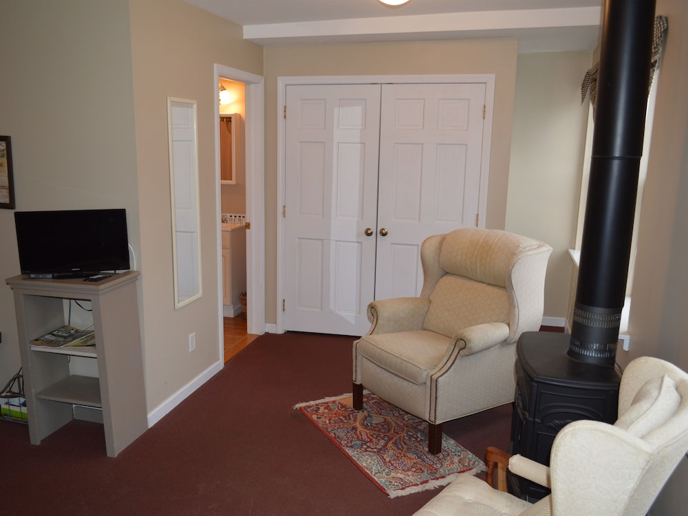 Canal Side Inn - photo 13