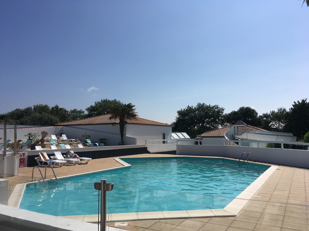 Camping A La Corniche La Rochelle Angoulins — 4-Star Luxury Hotel in Angoulins, France