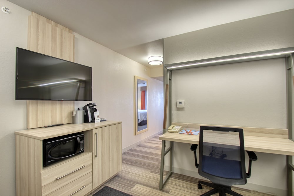 Holiday Inn Express Hotel & Suites Milwaukee Airport by IHG - photo 47