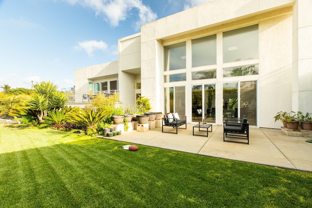 Beachcomber by AvantStay Elegant Modern Estate w Pool Hot Tub Outdoor Dining — hotel in Encinitas