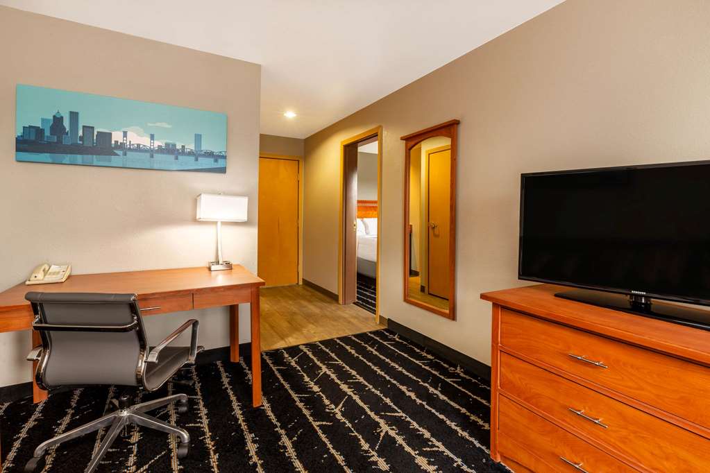 La Quinta Inn & Suites by Wyndham Vancouver - photo 14