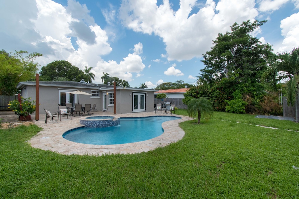 Private Pool 3BR New Modern Furniture - carbon neutral hotel in Hollywood