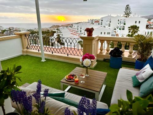 Costa Adeje Amazing Ocean And Teide View Fast WiFi Air Con — 4-Star Luxury Hotel in Adeje, Spain
