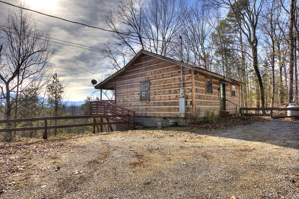 Romantic Private Cabin in Smokies Hot Tub Firepit — 4-Star Luxury Hotel in Sevierville, United States