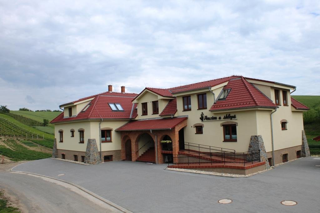 Penzion u sklepů — hotel in Hovorany