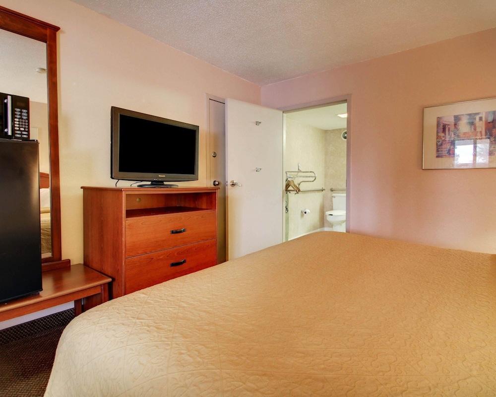 Econo Lodge North Suburbs - photo 15