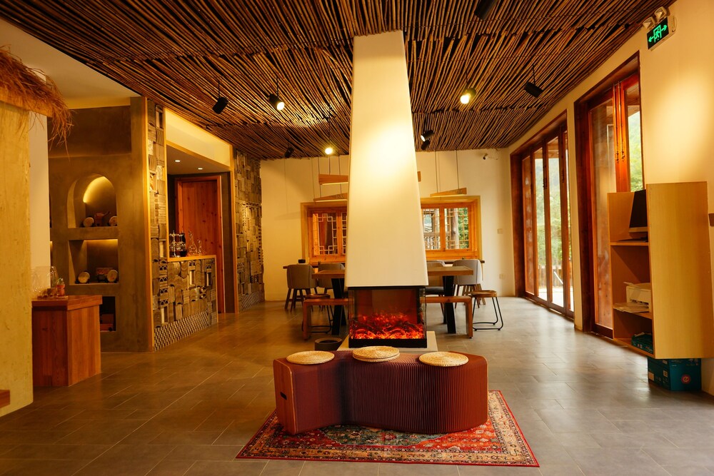 Feihua Inn — hotel in Longlisuo