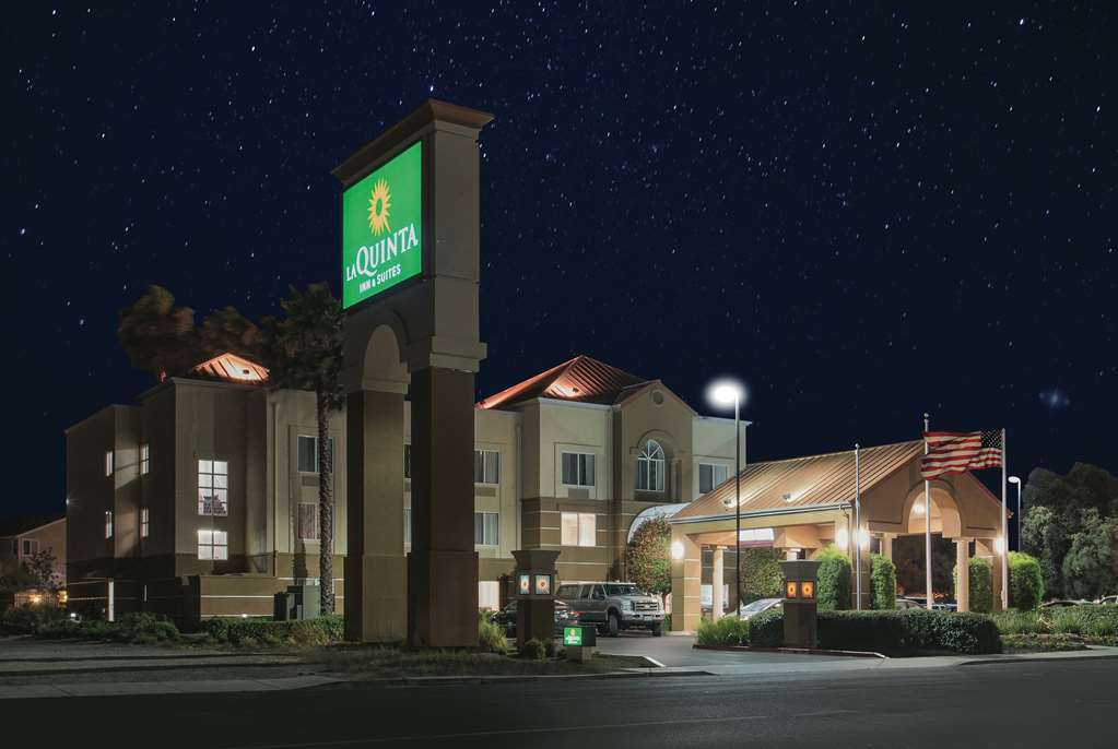 La Quinta Inn & Suites by Wyndham Fairfield Napa Valley - photo 3