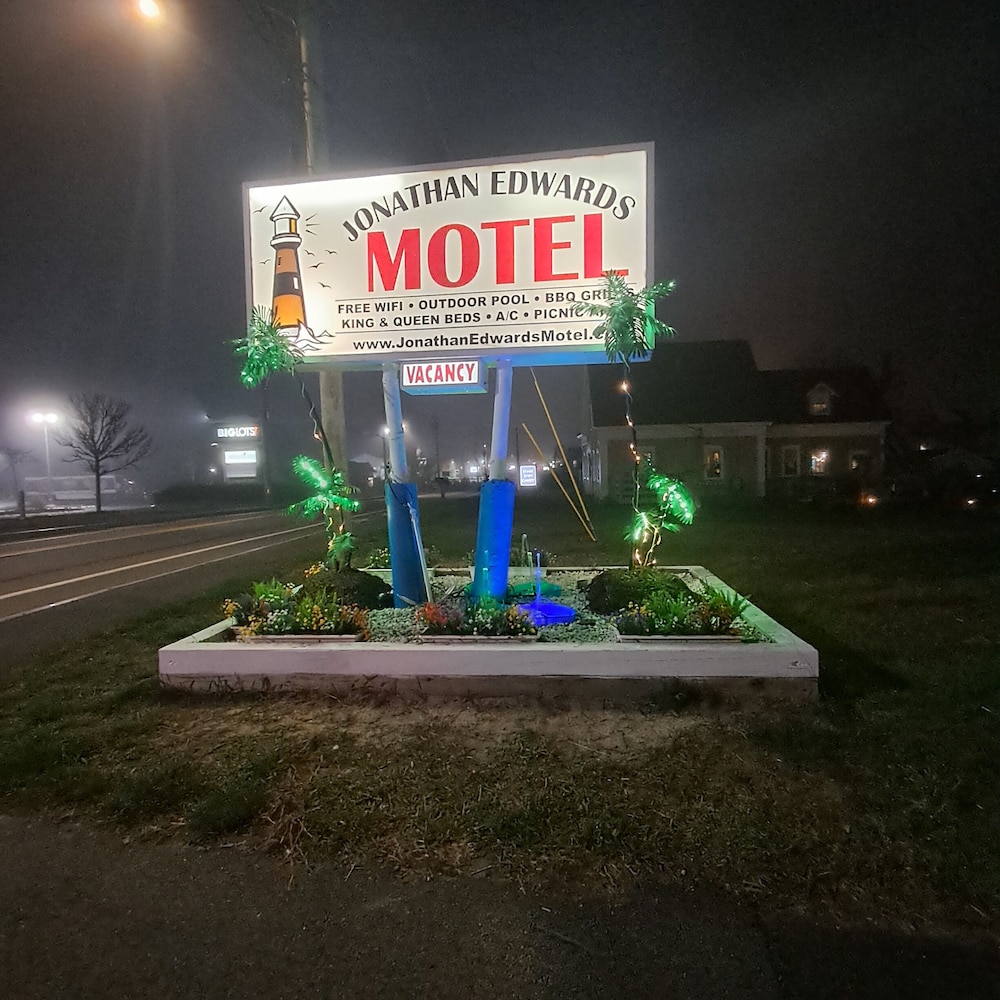 Jonathan Edwards Motel - photo 34