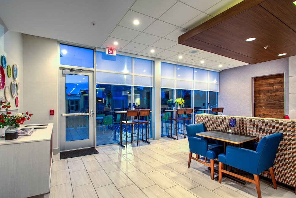 Holiday Inn Express & Suites Reedsville State Coll Area by IHG - photo 24