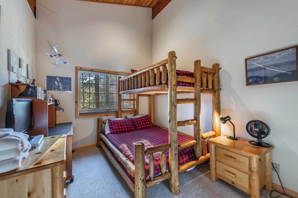 Wolf's Lair by Avantstay Swiss Chalet w Private Hot Tub & Access to Northstar Resort Community - photo 15