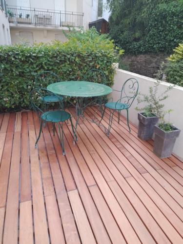 Chez Matteo T2 35 M Parking Prive Securise Terrasse 15m Local Skis 300m Des Remontees Mecaniques in Bagneres-De-Luchon, France