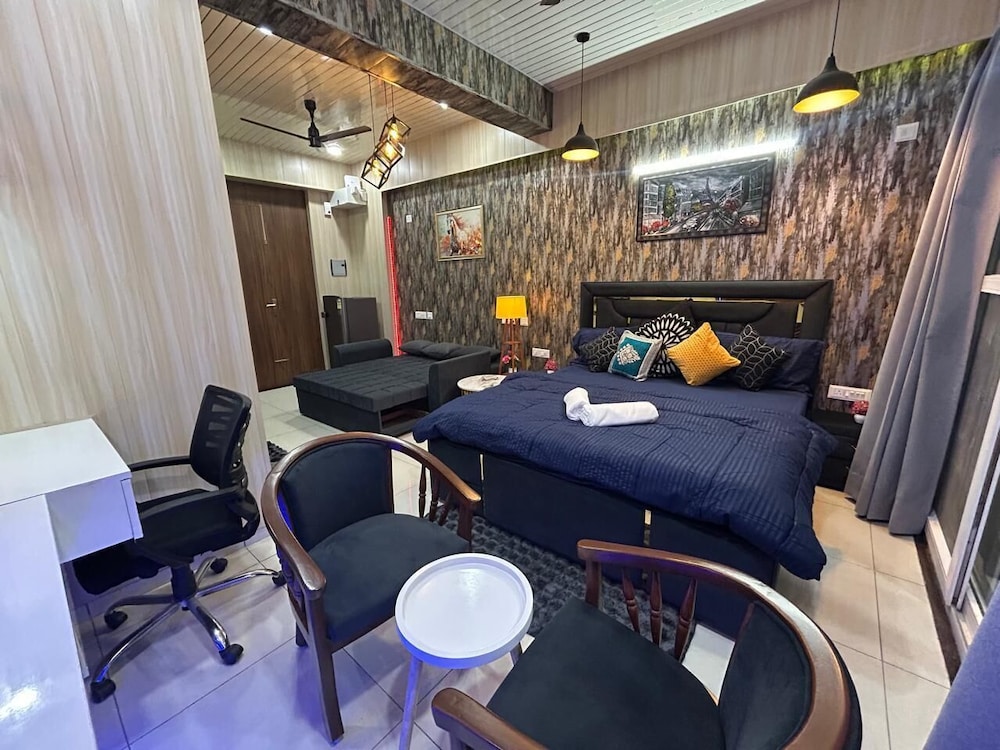 Spacious 1bhk for 6 Guests King & Sofa Beds Zirakpur chandigarh mohali tricity