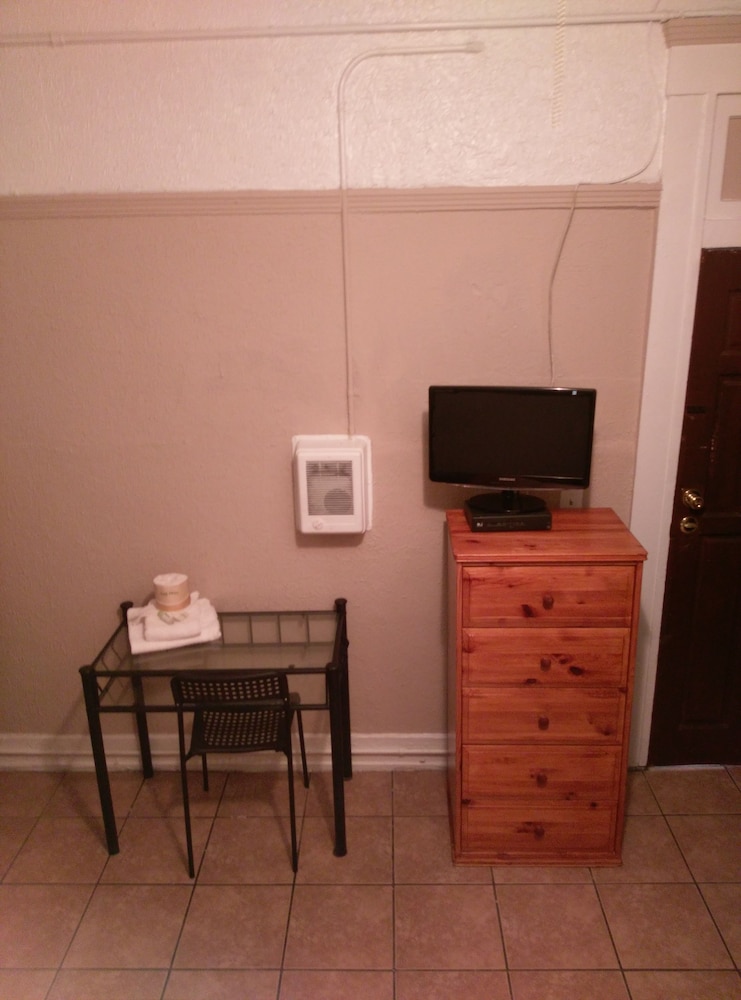 Monterey Inn Hotel - photo 22