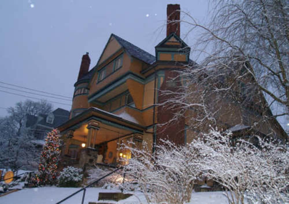 The Queen A Victorian Bed & Breakfast - photo 82