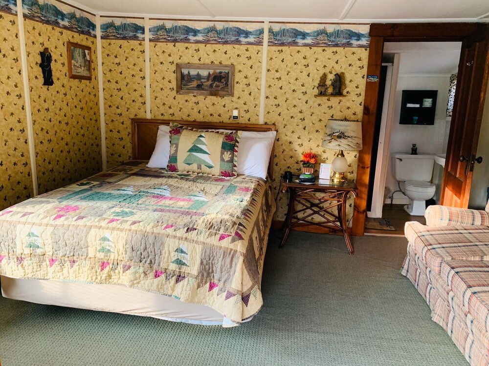 Carroll Motel & Cottages - photo 13